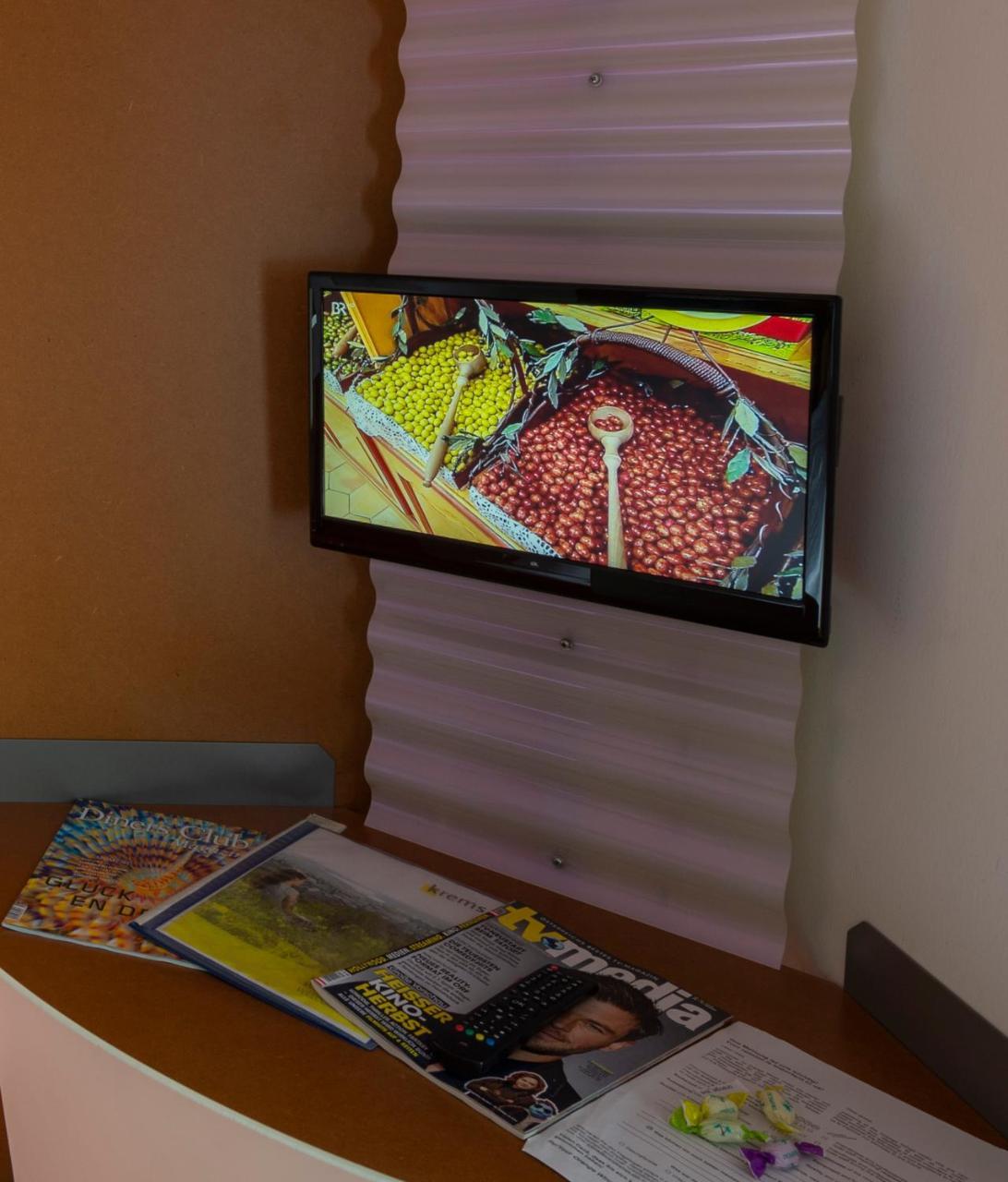 ホテル Orange Wings Krems エクステリア 写真